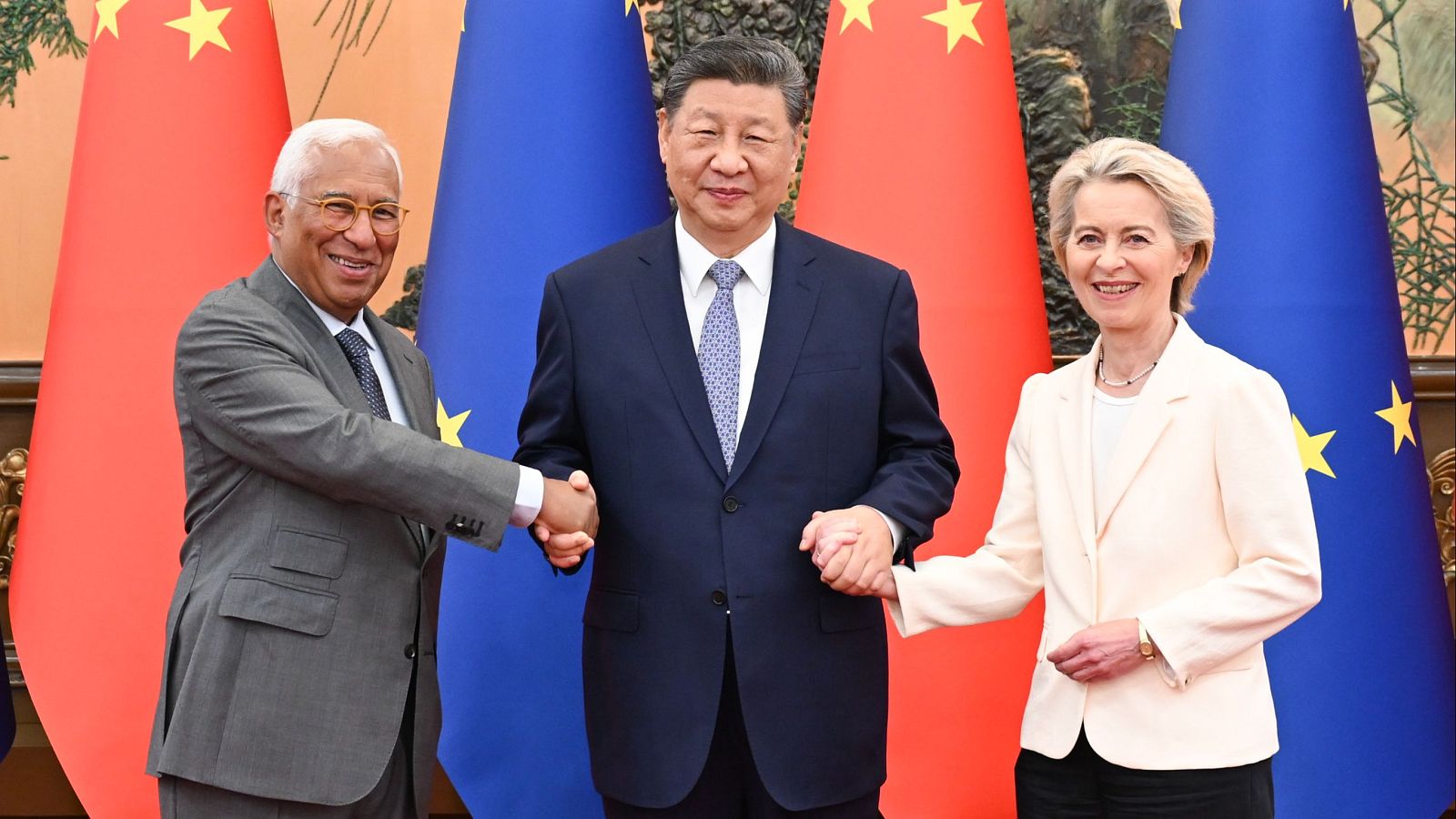 Xi Jinping con Antonio Costa y Ursula von der Leyen durante la Cumbre UE-China