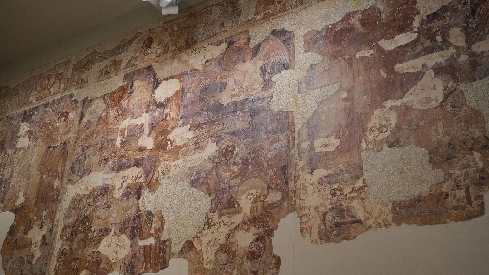 Una de les pintures murals de Sixena exposades al MNAC, a Barcelona