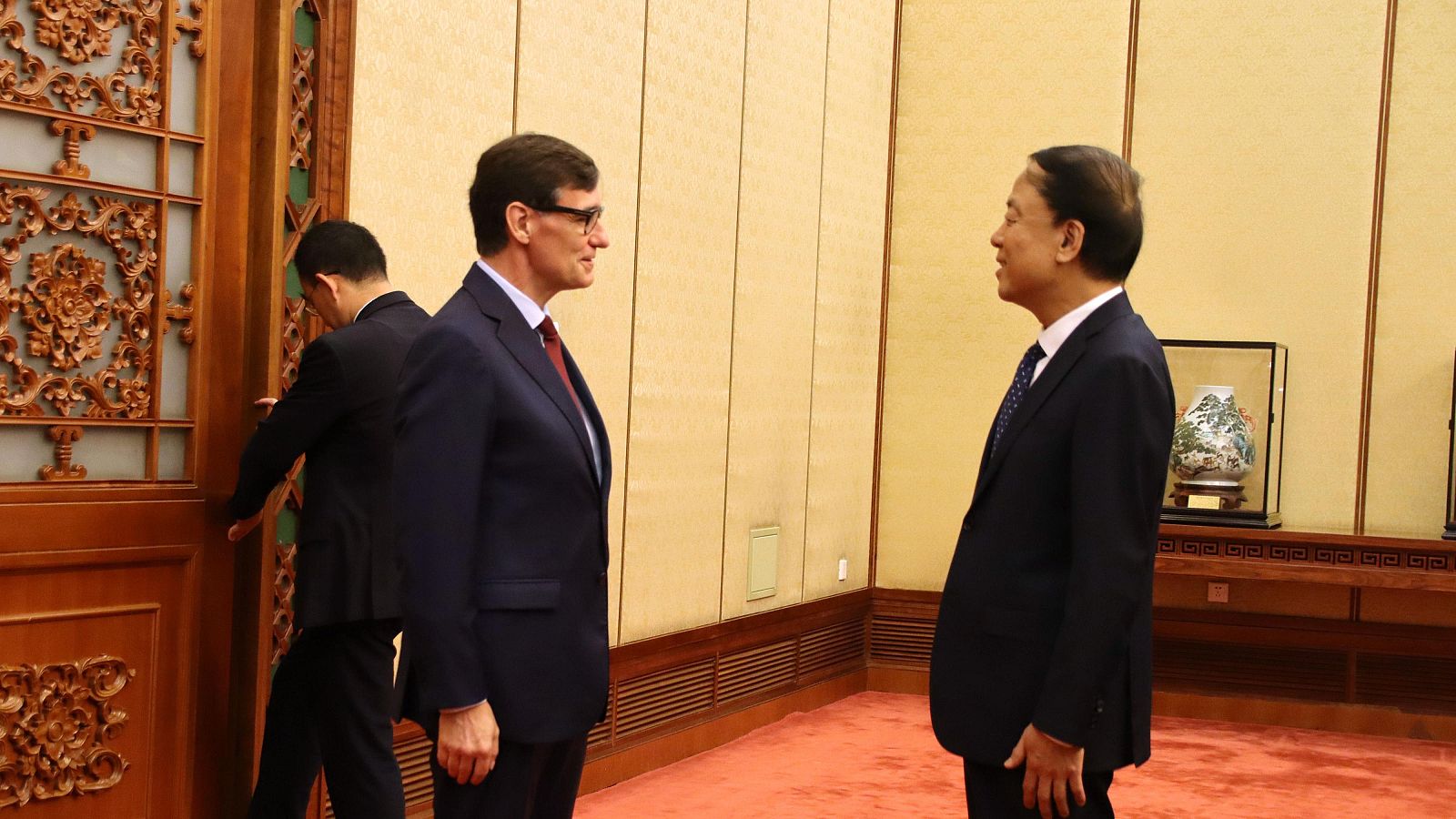 El president de la Generalitat, Salvador Illa, saluda el vicepresident de l’Assemblea Nacional Popular de la Xina, Wu Weihua, al Gran Saló del Poble.