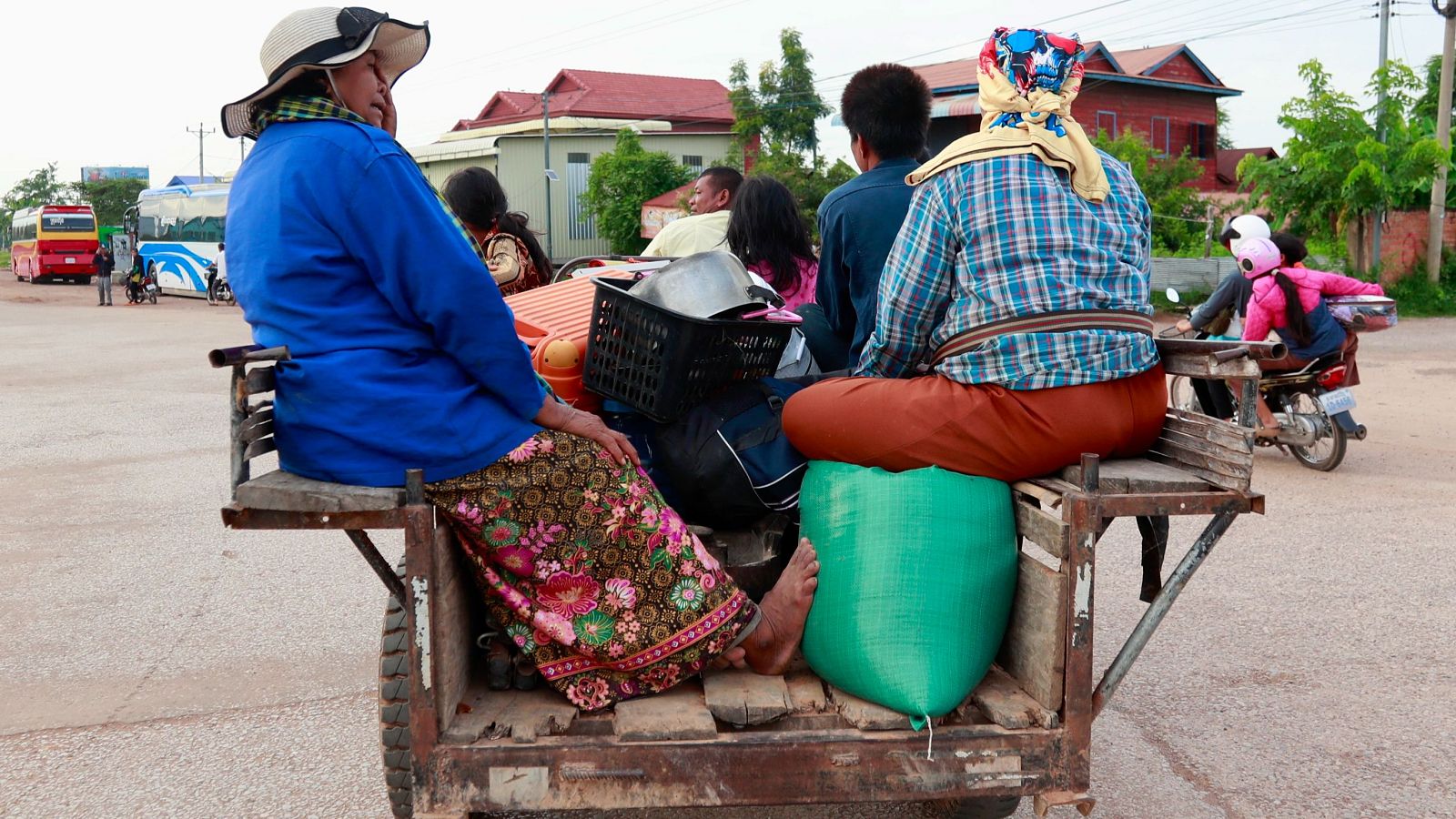 Personas huyen de sus hogares cerca de la frontera entre Camboya y Tailandia, en la provincia de Oddar Meanchey, Camboya