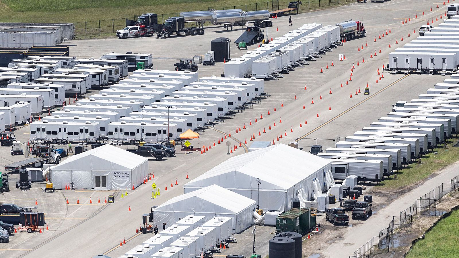 El centro de detención de ICE "Alligator Alcatraz" en el Aeropuerto de Entrenamiento y Transición Dade-Collier en Ochopee, Florida