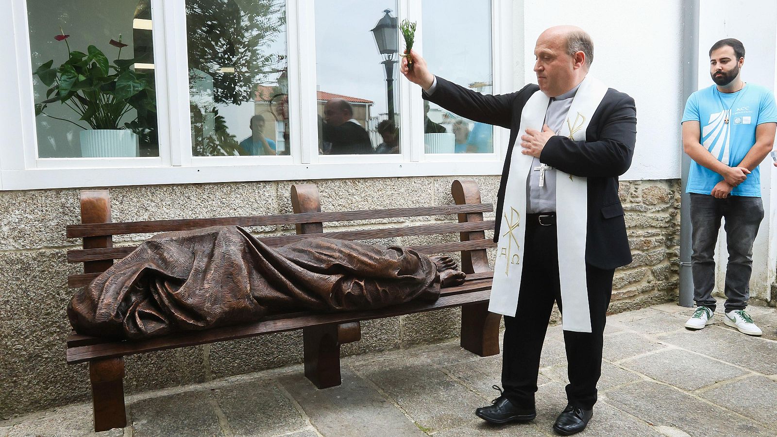 El arzobispo de Santiago tacha de "inaceptable" usar a migrantes como "arma política"