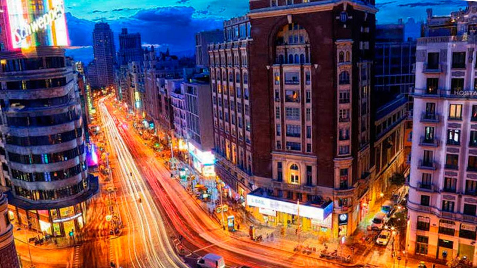La Gran Vía de Madrid, llena de gente de día o de noche
