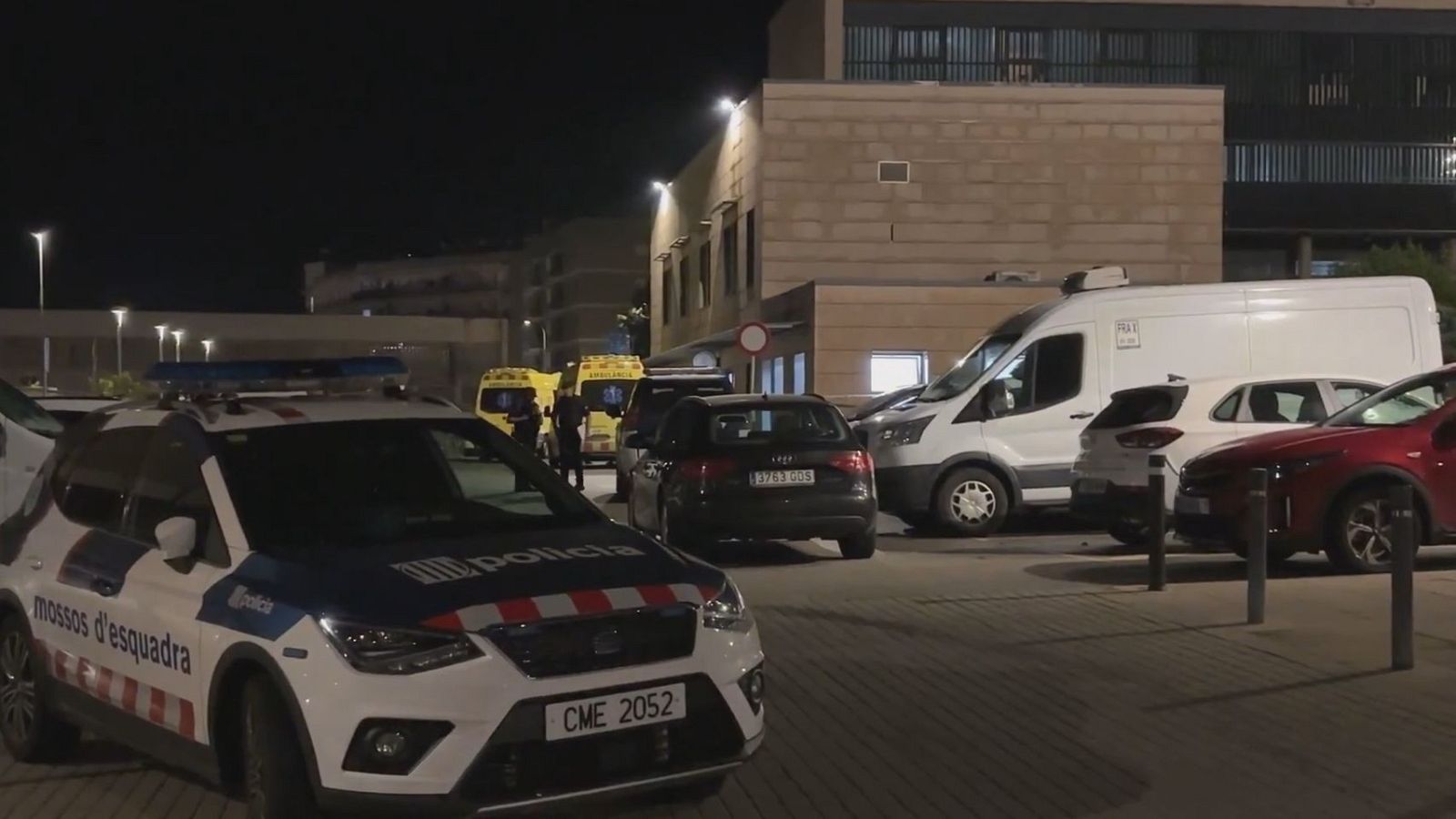 Cordó de seguretat davant de la comissaria de policia de Montornés del Vallès