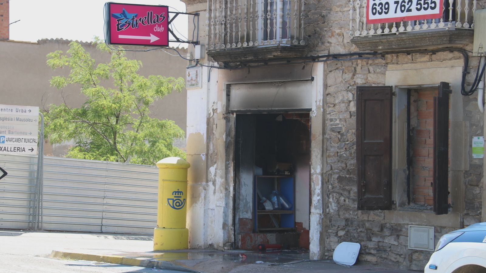 Entrada de l'edifici incendiat de Bellpuig