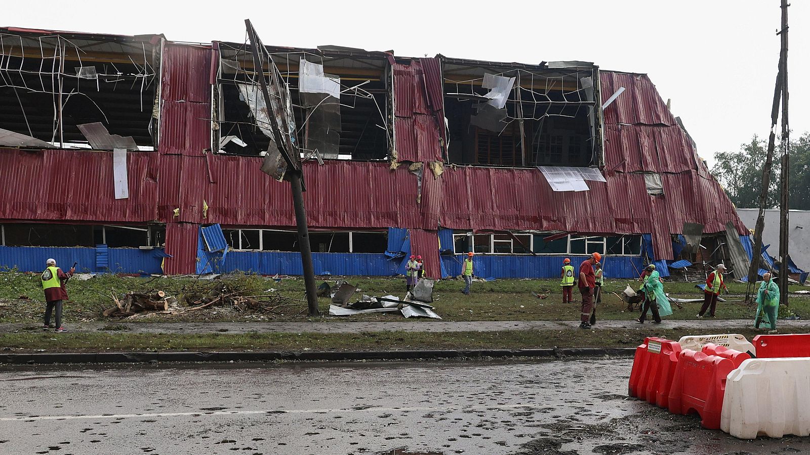 Ataque ruso a un complejo deportivo en una zona residencial de Járkov