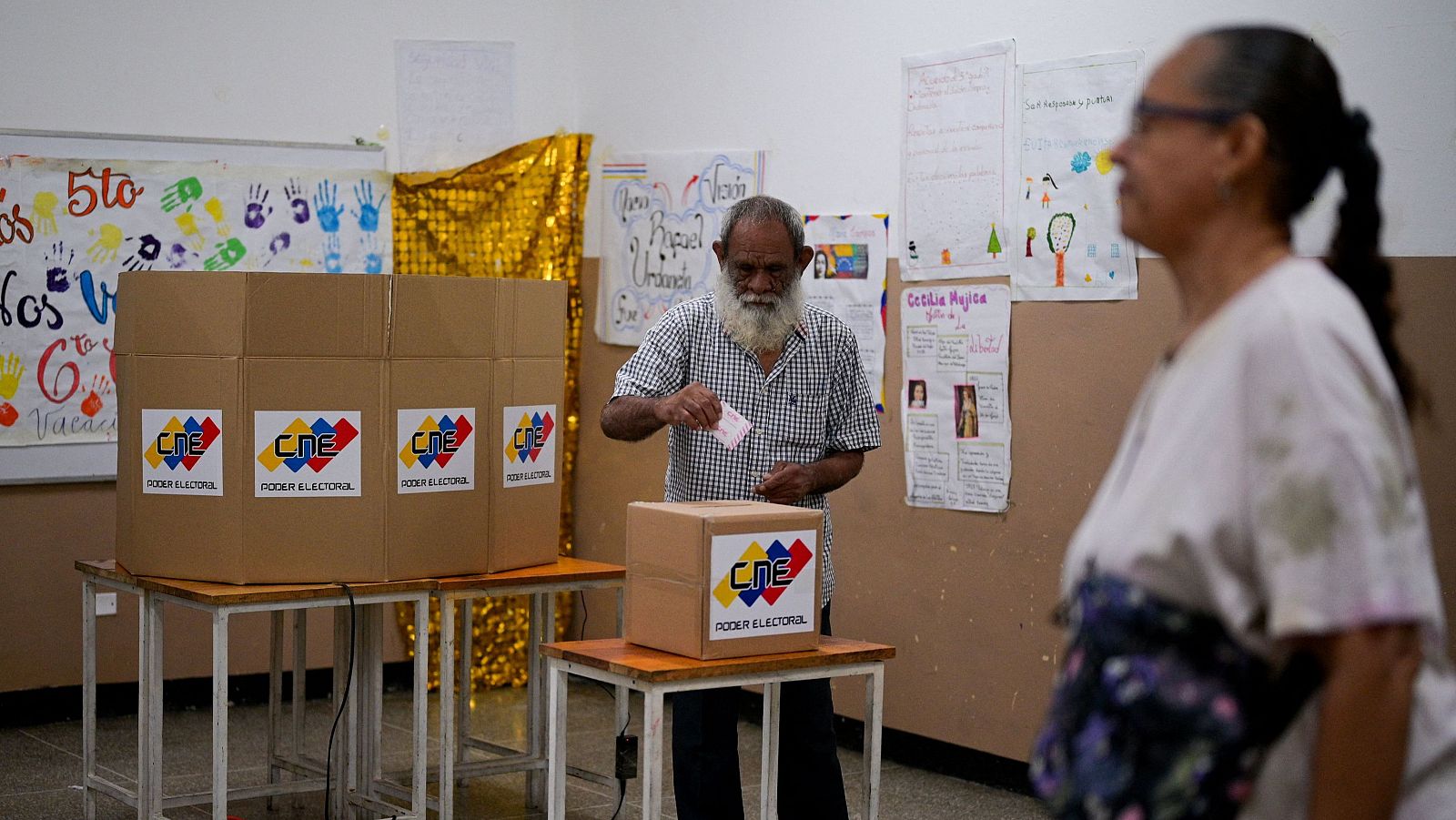 Venezuela elige 335 alcaldes en unas elecciones con poca oposición