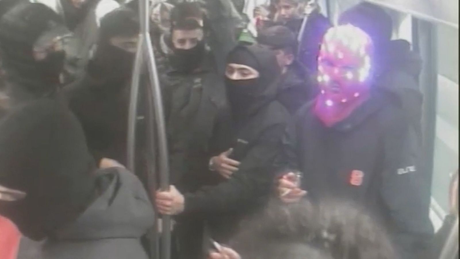 Gravació dels participants a la rave al metro de Barcelona el passat gener