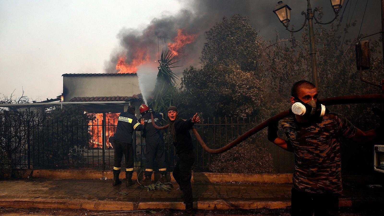 Grecia lucha contra una decena de incendios con miles evacuados