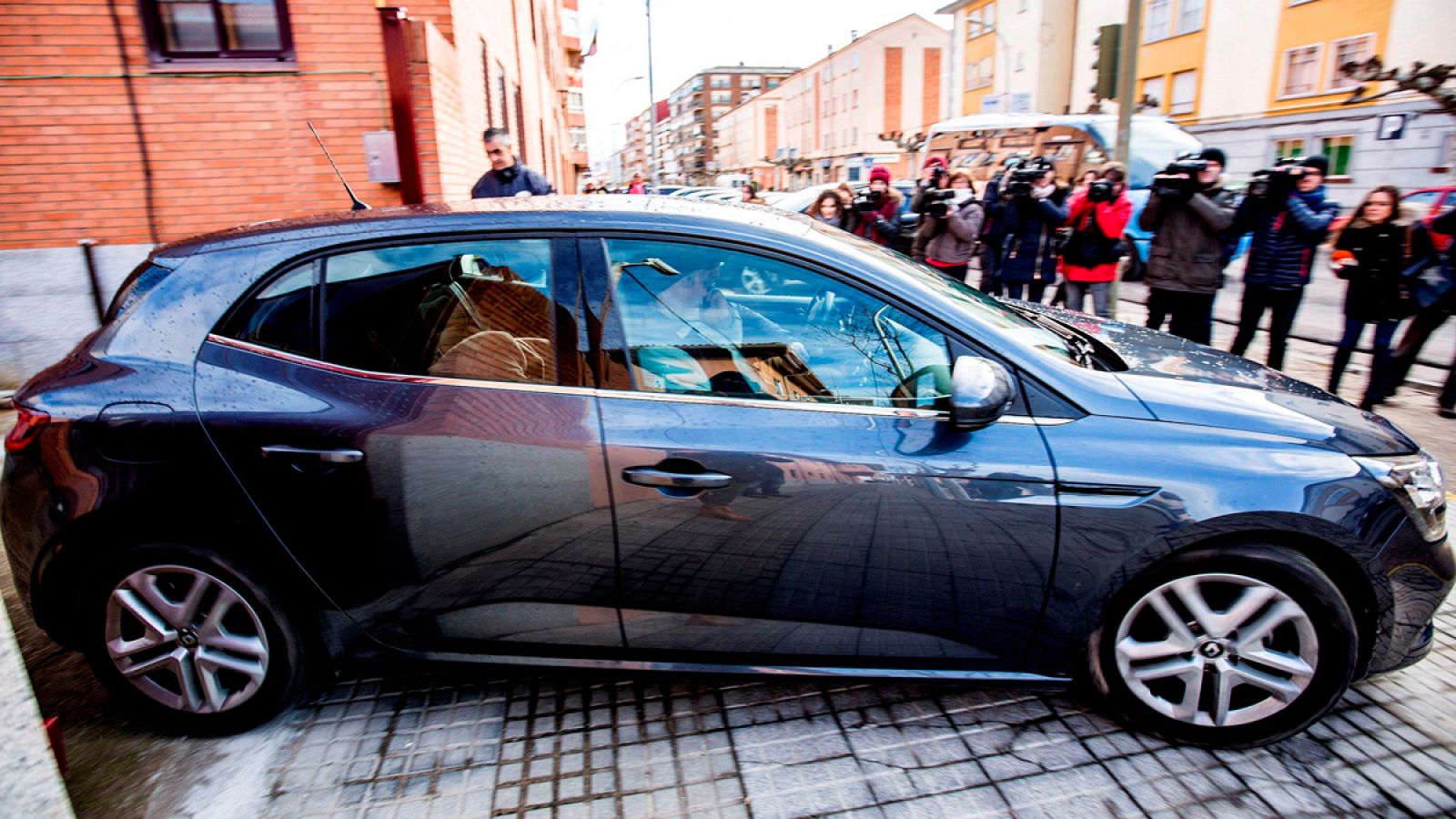 Un vehículo abandona el juzgado con una menor, amiga de la supuesta víctima de abusos sexuales por parte de futbolistas de la Arandina.