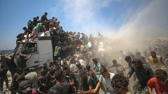 La desesperación de la lucha contra el hambre en Gaza: las imágenes de la entrada de la ayuda humanitaria en la Franja