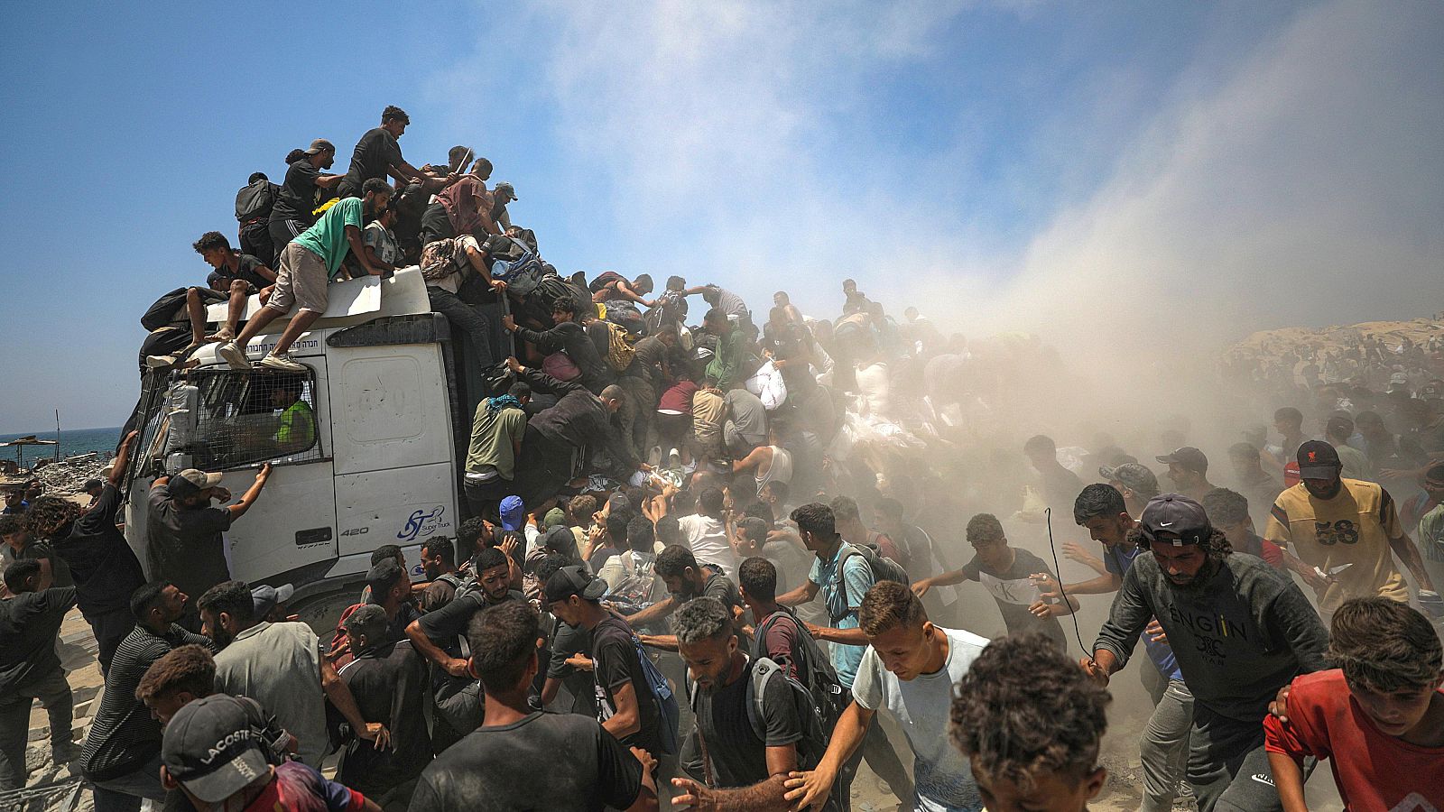 La desesperación de la lucha contra el hambre en Gaza: las imágenes de la entrada de la ayuda humanitaria en la Franja