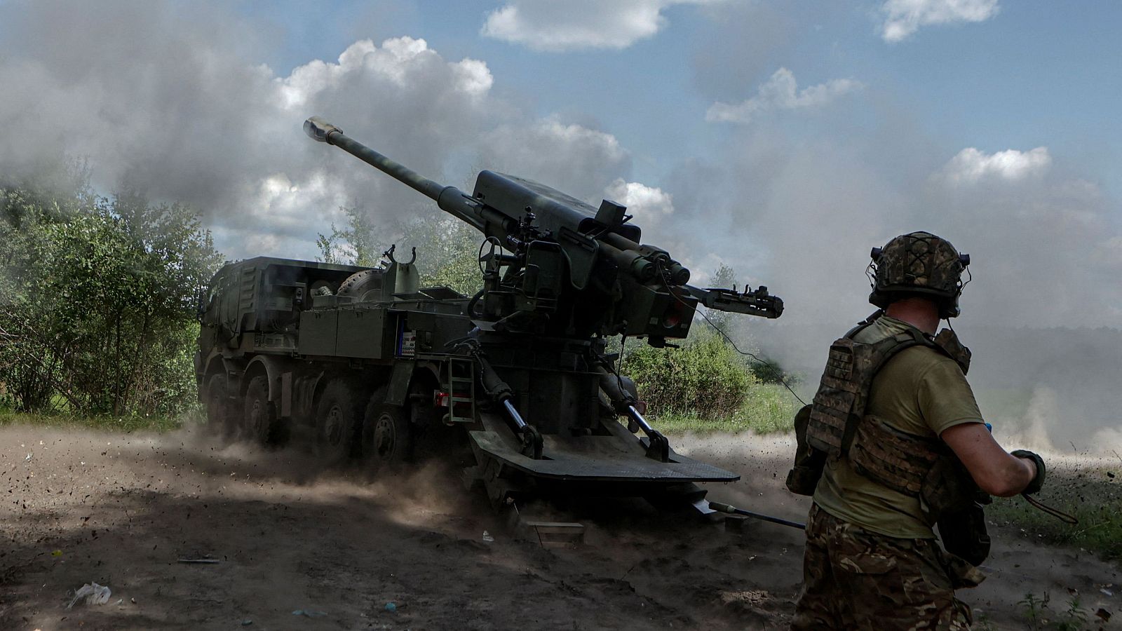 Un soldado ucraniano dispara una pieza de artillería en el frente de Járkov
