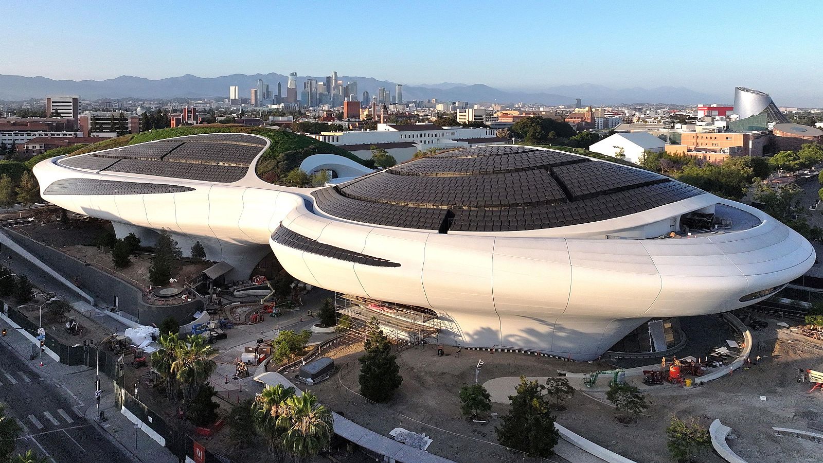 Vista aérea del Museo Lucas de Arte Narrativo en Los Ángeles