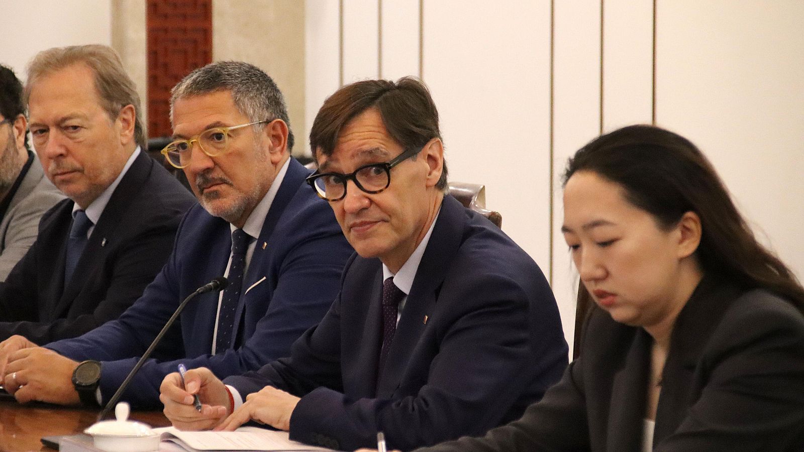El president de la Generalitat, Salvador Illa, durant la reunió amb representants del Consell Xinès per a la Promoció del Comerç Internacional