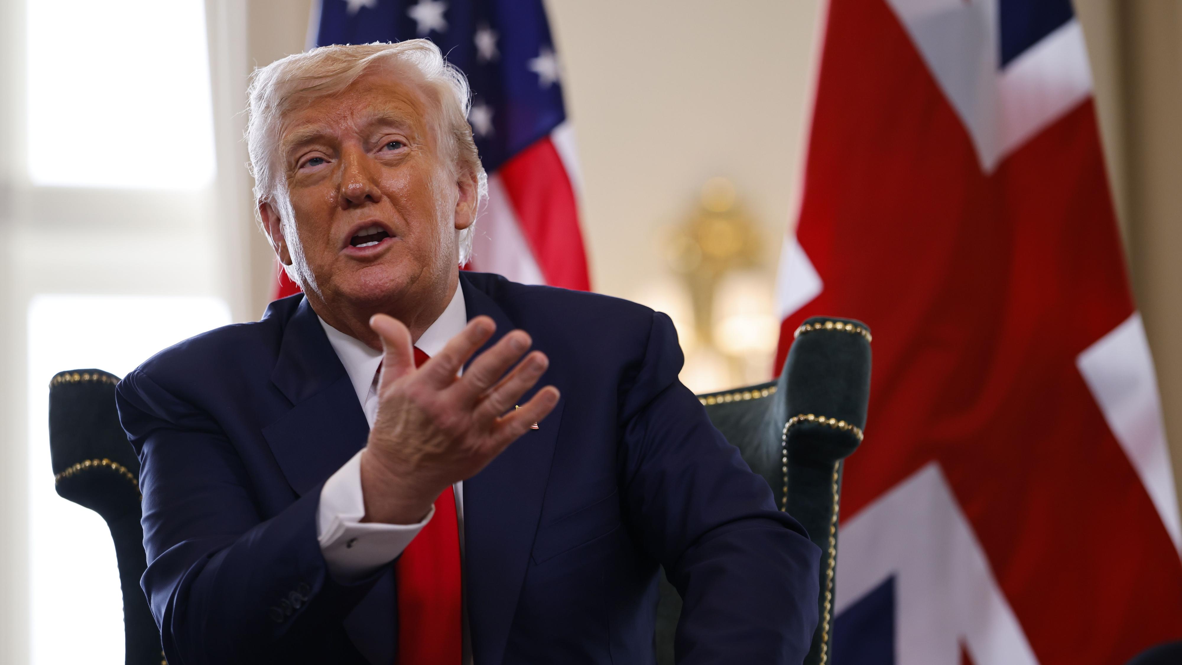 Banderas de Rusia y Ucrania en medio de la tensión diplomática