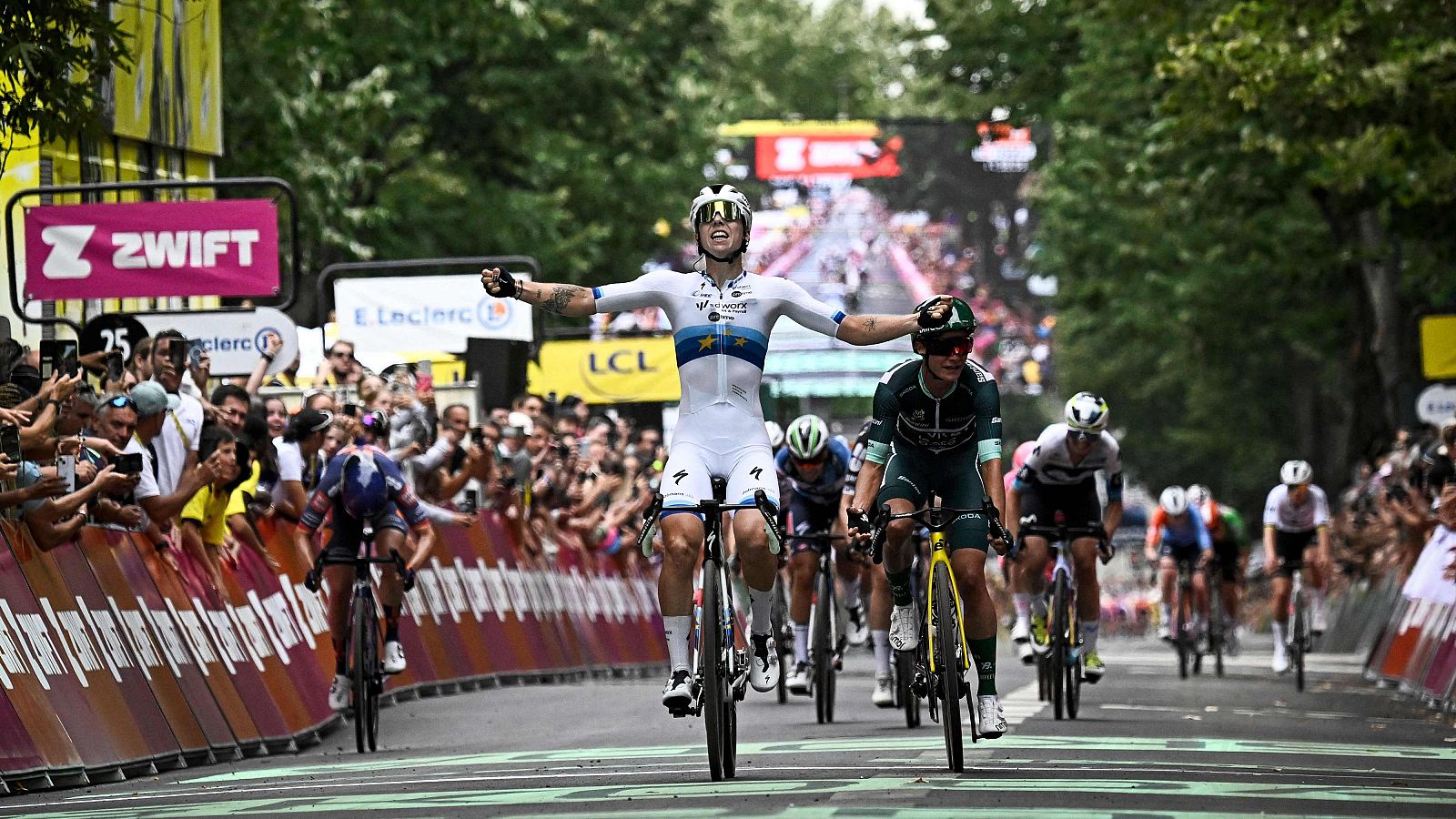 Lorena Wiebes logra la victoria en la tercera etapa del Tour de Francia Femenino en Angers por delante de Marianne Vos