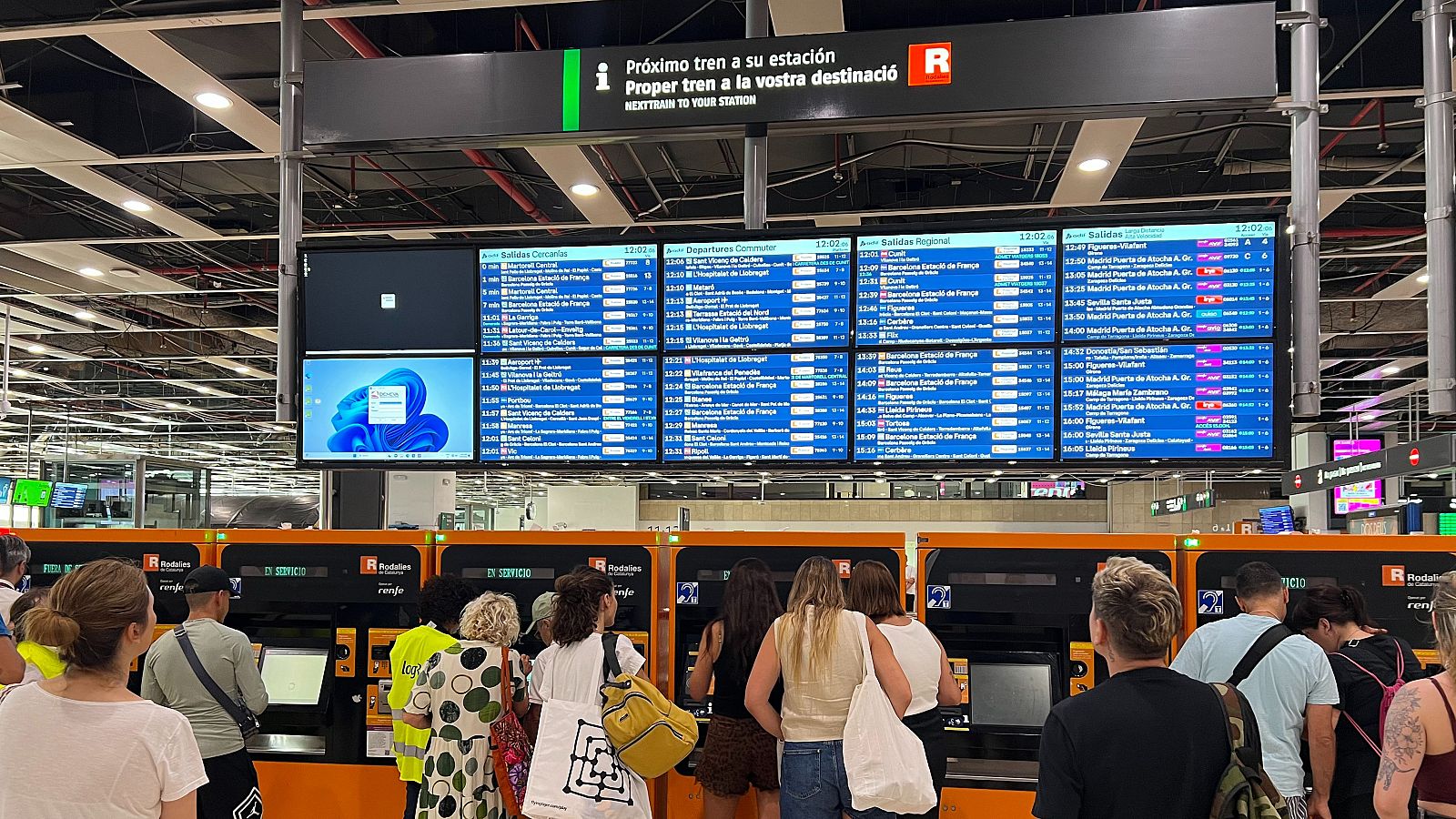 Viatgers comprant un bitllet a les màquines de Rodalies mentre durava la incidència.