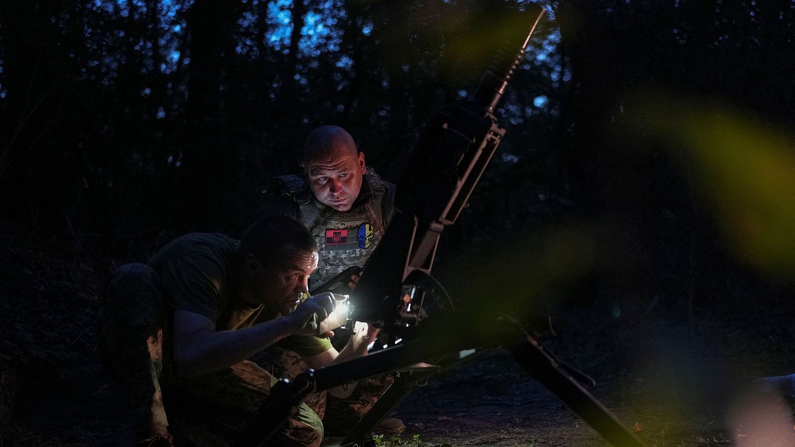 Soldados ucranianos participan en un ejercicio militar en un campo de entrenamiento