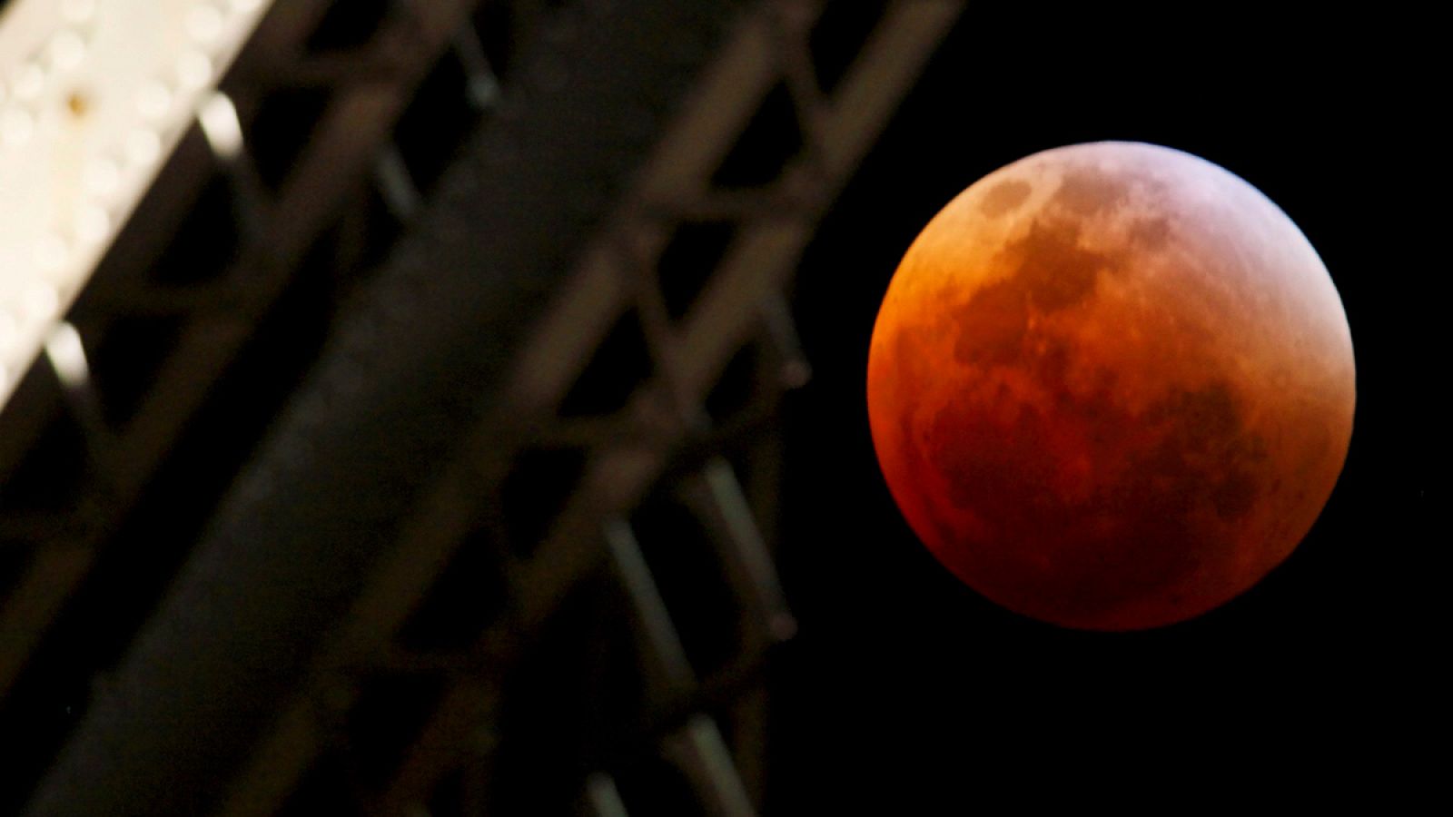 Se denomina "Luna azul" a la segunda Luna llena ocurrida durante un mismo mes.