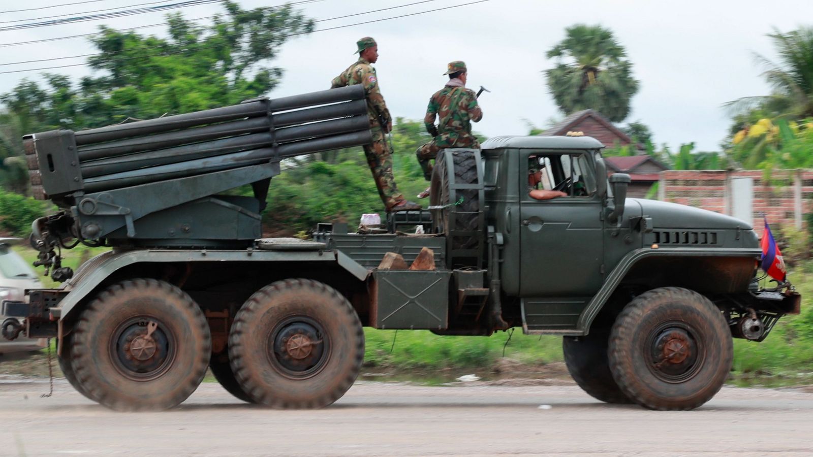 Soldados camboyanos se movilizan en un lanzacohetes múltiple autopropulsado en el noroeste del país
