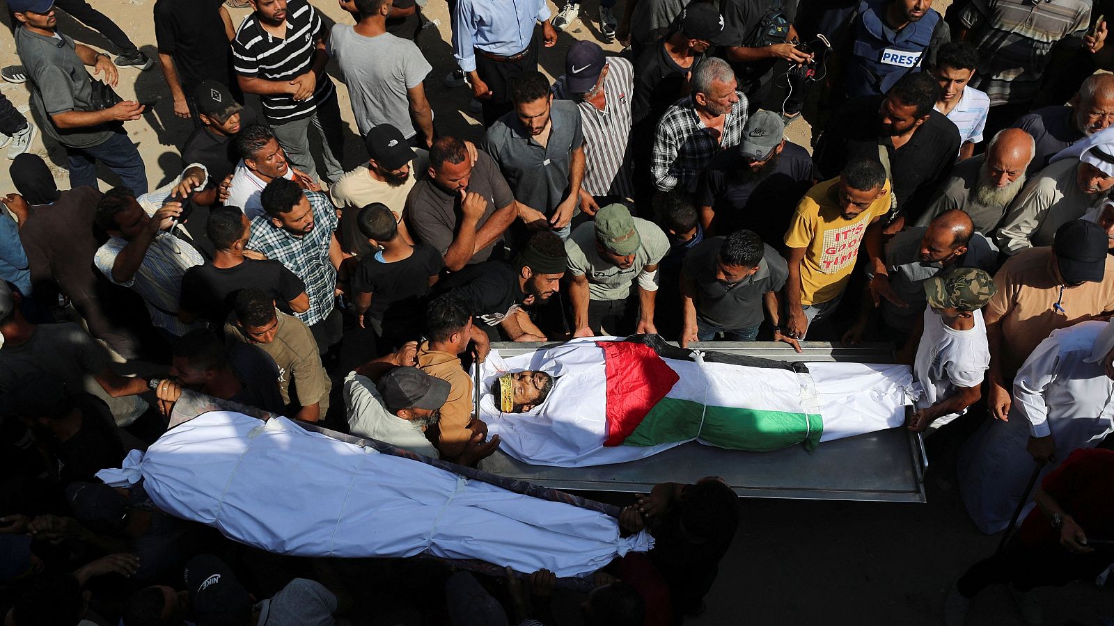 Funeral de palestinos que murieron por fuego israelí mientras intentaban recibir ayuda