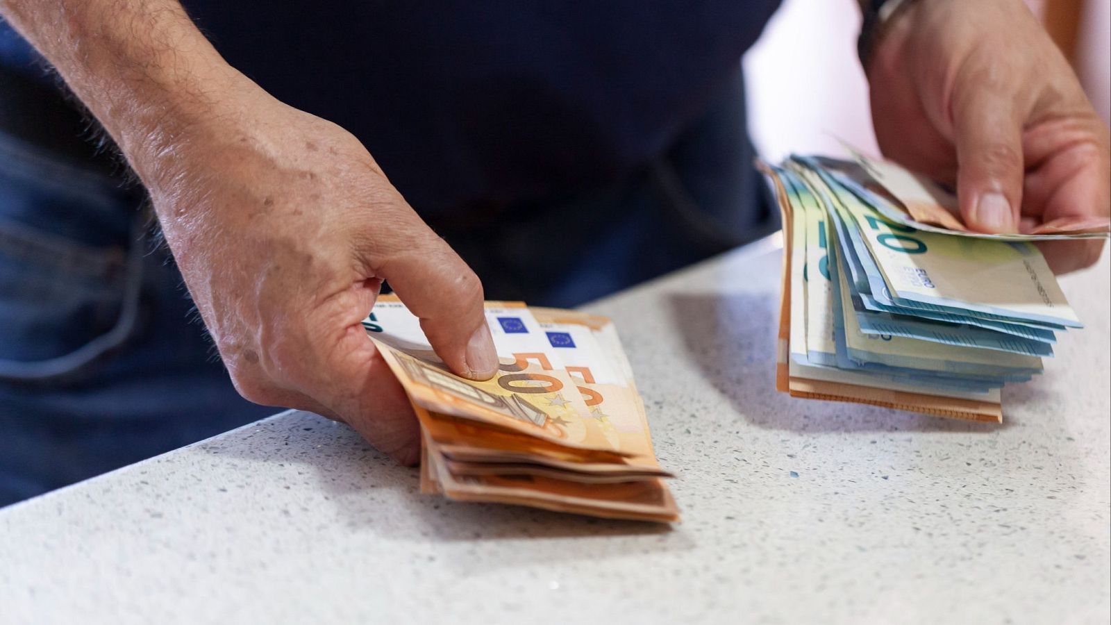 Casi el 80% de españoles no cree que los más ricos paguen más impuestos, según el CIS