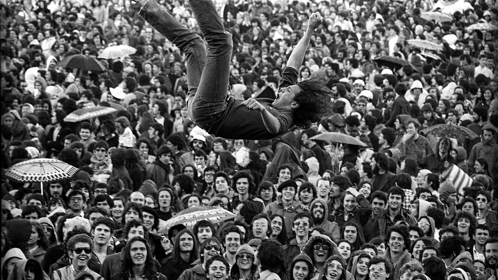 Anna Turbau, Aleìcio de Andrade, Nuno Félix da Costa, Colita, Guillermo Armengol o Pilar Aymerich son algunos de los fotógrafos cuyas obras forman parte de la muestra.