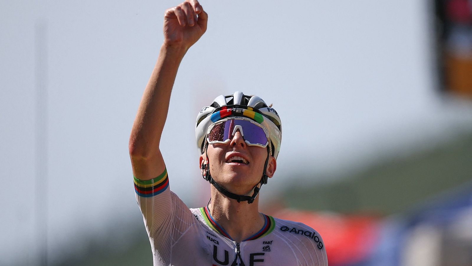 Tadej Pogacar celebra una victoria de etapa en el Tour 2025