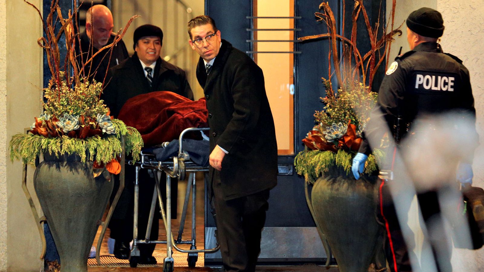 La policía canadiense saca uno de los cadáveres de la mansión Sherman