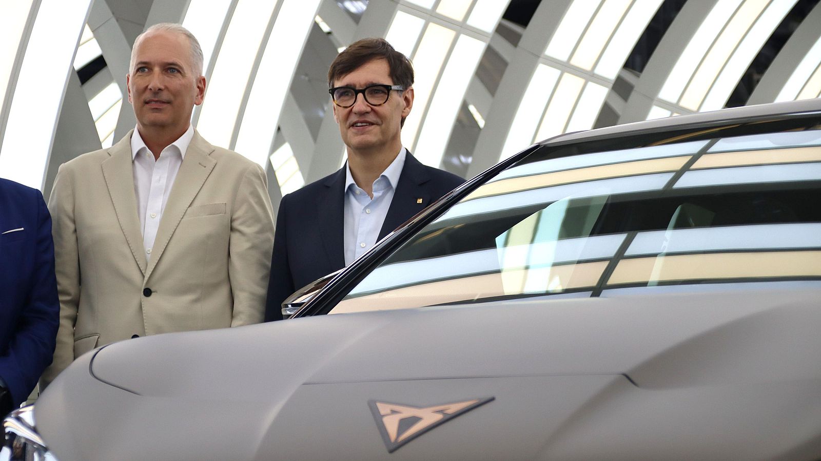 El president de la Generalitat, Salvador Illa, i el president interí de Seat, Markus Haupt, darrere un Cupra Tavascan.