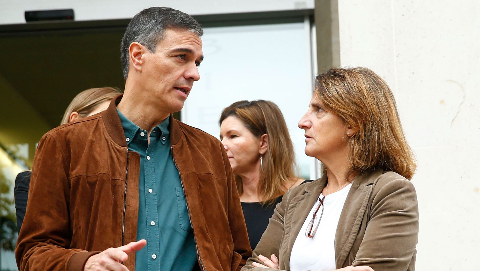 El presidente Pedro Sánchez (i) conversa con la exvicepresidenta tercera y ministra para la Transición Ecológica, Teresa Ribera