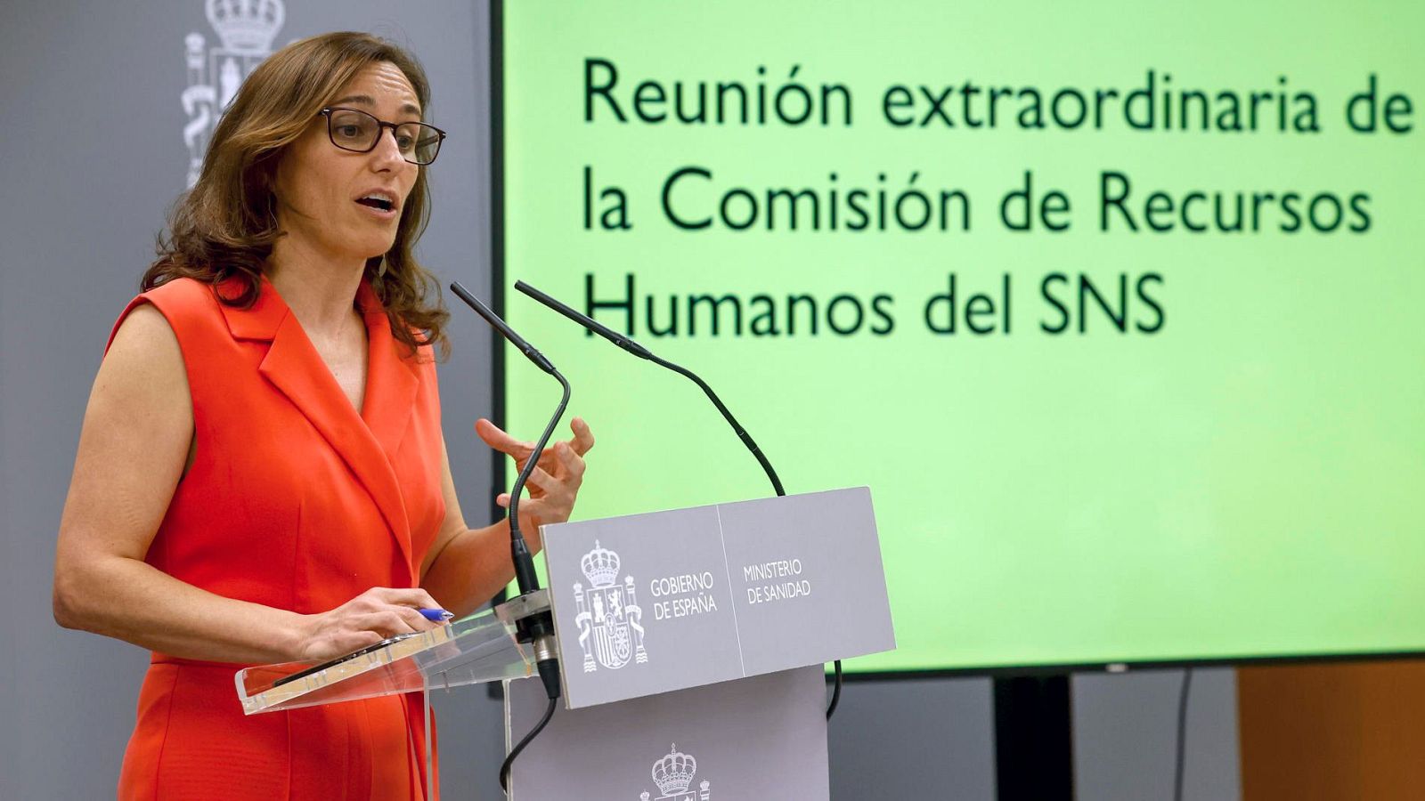 Mónica García comparece a la salida de la reunión con las CC.AA. para presentar su borrador del Estatuto Marco