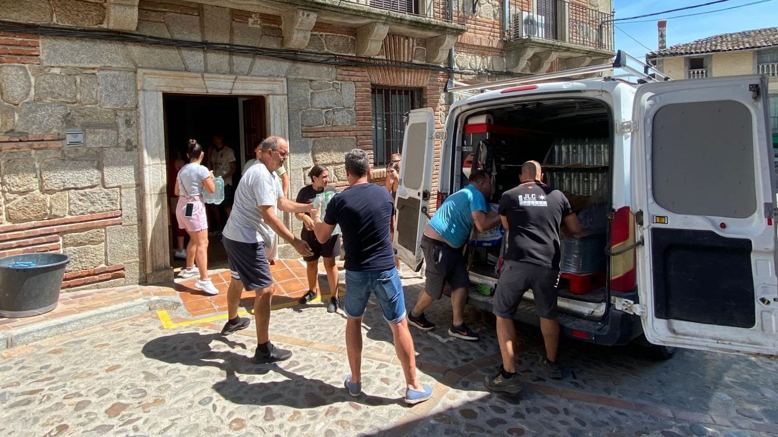 Instituciones, empresas y particulares se han solidarizado con los vecinos de Mombeltrán acechados por el gran incendio de Ávila.