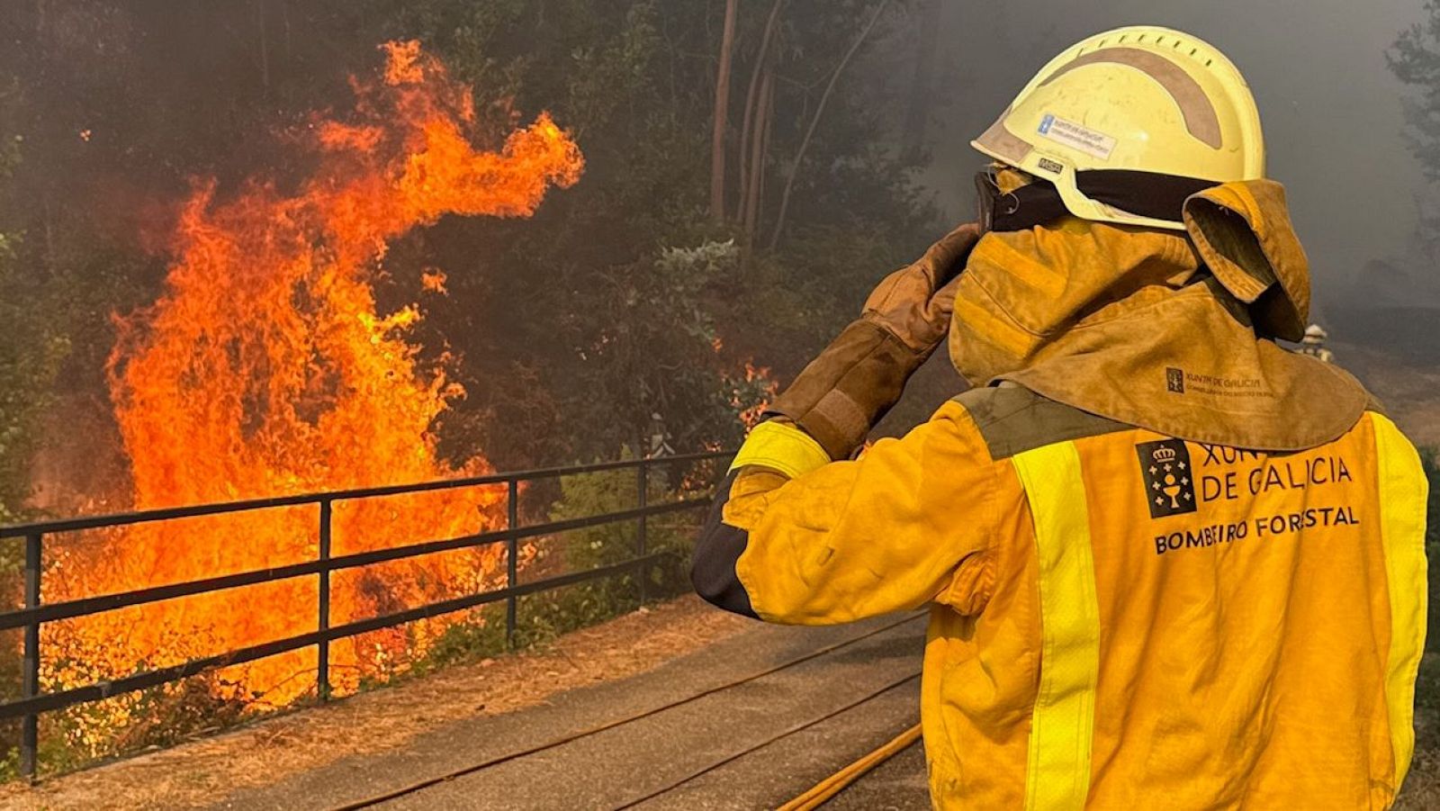 Labores de extinción este miércoles del incendio forestal declarado en las inmediaciones de A Cañiza