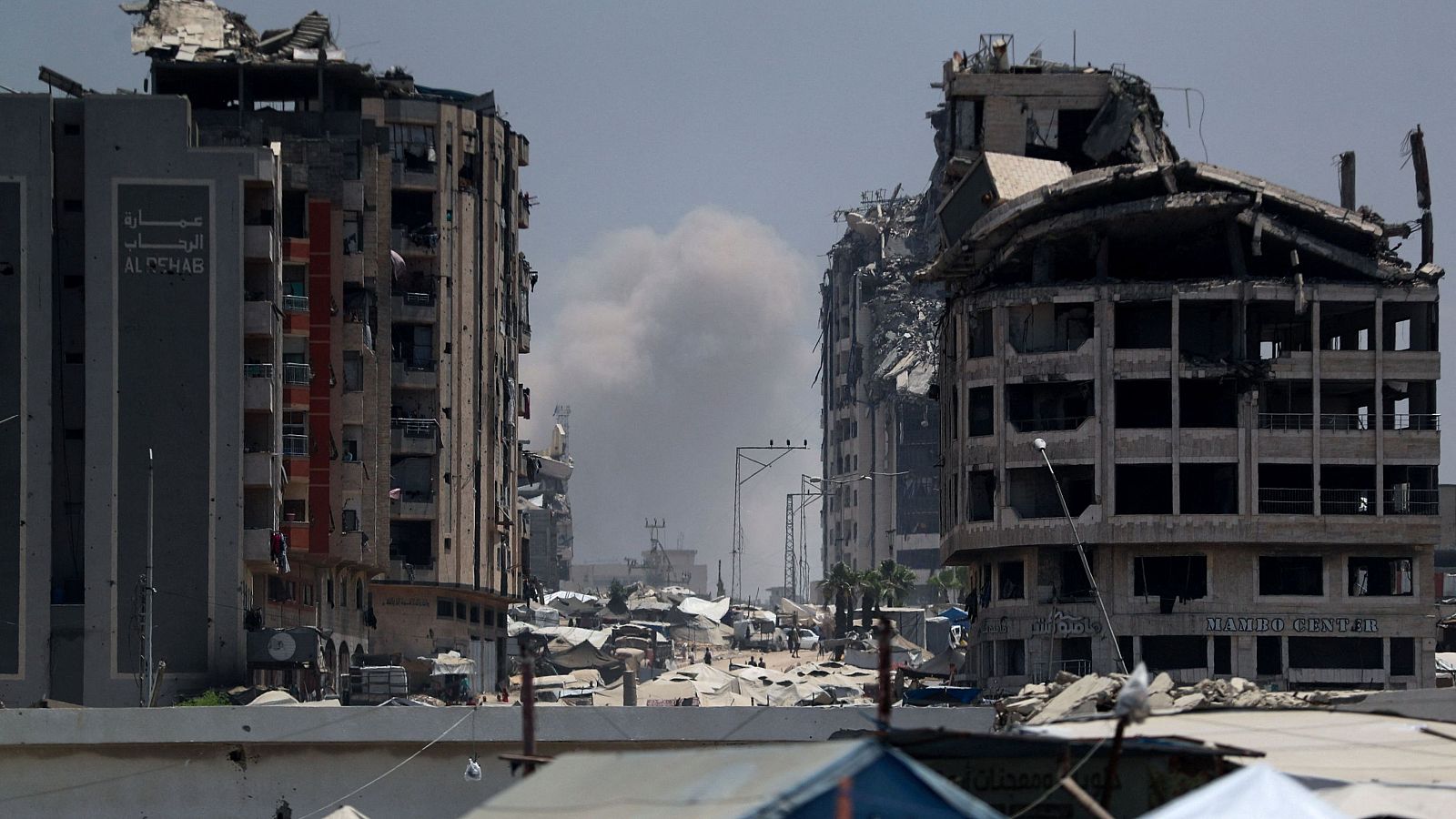 El humo se eleva tras un ataque aéreo israelí en la ciudad de Gaza