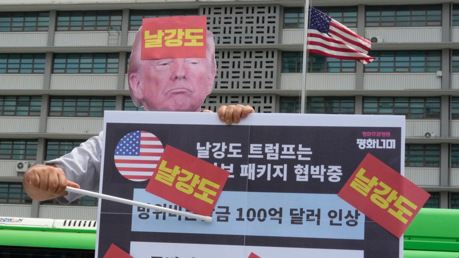 Un manifestante surcoreano, con una máscara del presidente estadounidense Donald Trump, protesta contra la política arancelaria de Trump hacia Corea del Sur, cerca de la embajada de Estados Unidos en Seúl
