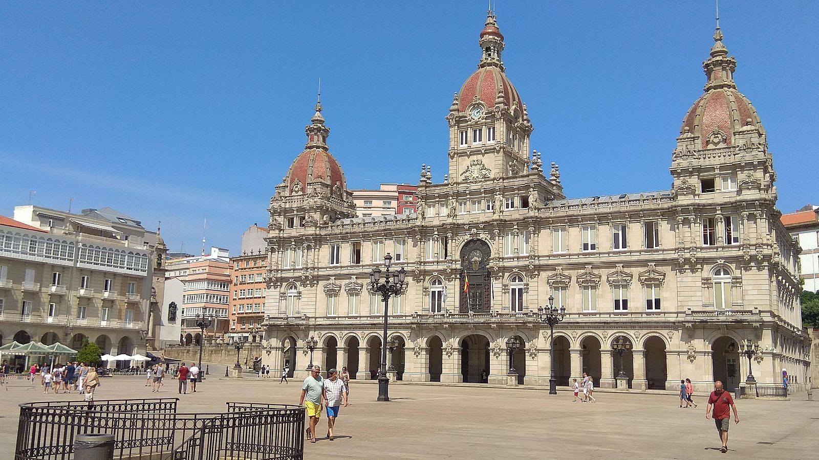 Plaza de María Pita con el Ayuntamiento de La Coruña.