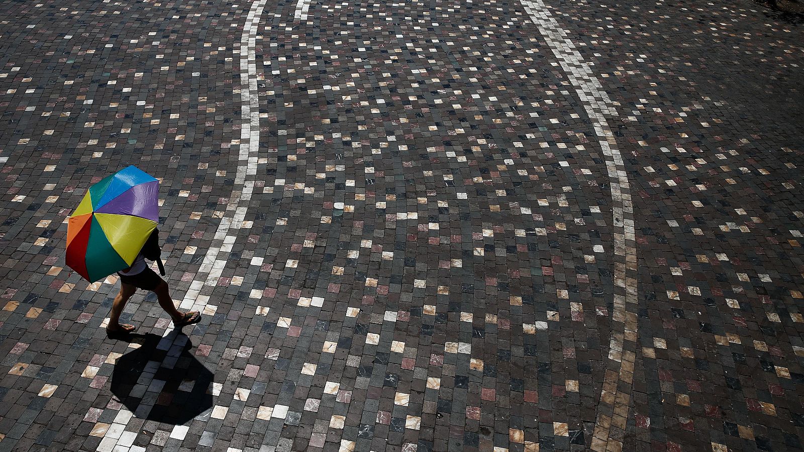 Una persona se protege del sol con un paraguas durante la última ola de calor.