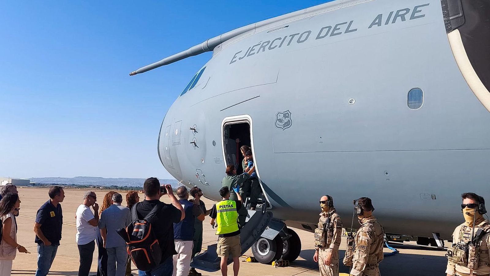 Trece menores y un adulto gazatíes aterrizan este jueves en la Base Aérea de Zaragoza