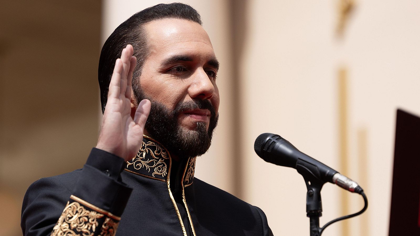 el presidente Nayib Bukele jura el cargo durante el 'Día de la Inauguración' en el Palacio Nacional el 1 de junio de 2024 en San Salvador
