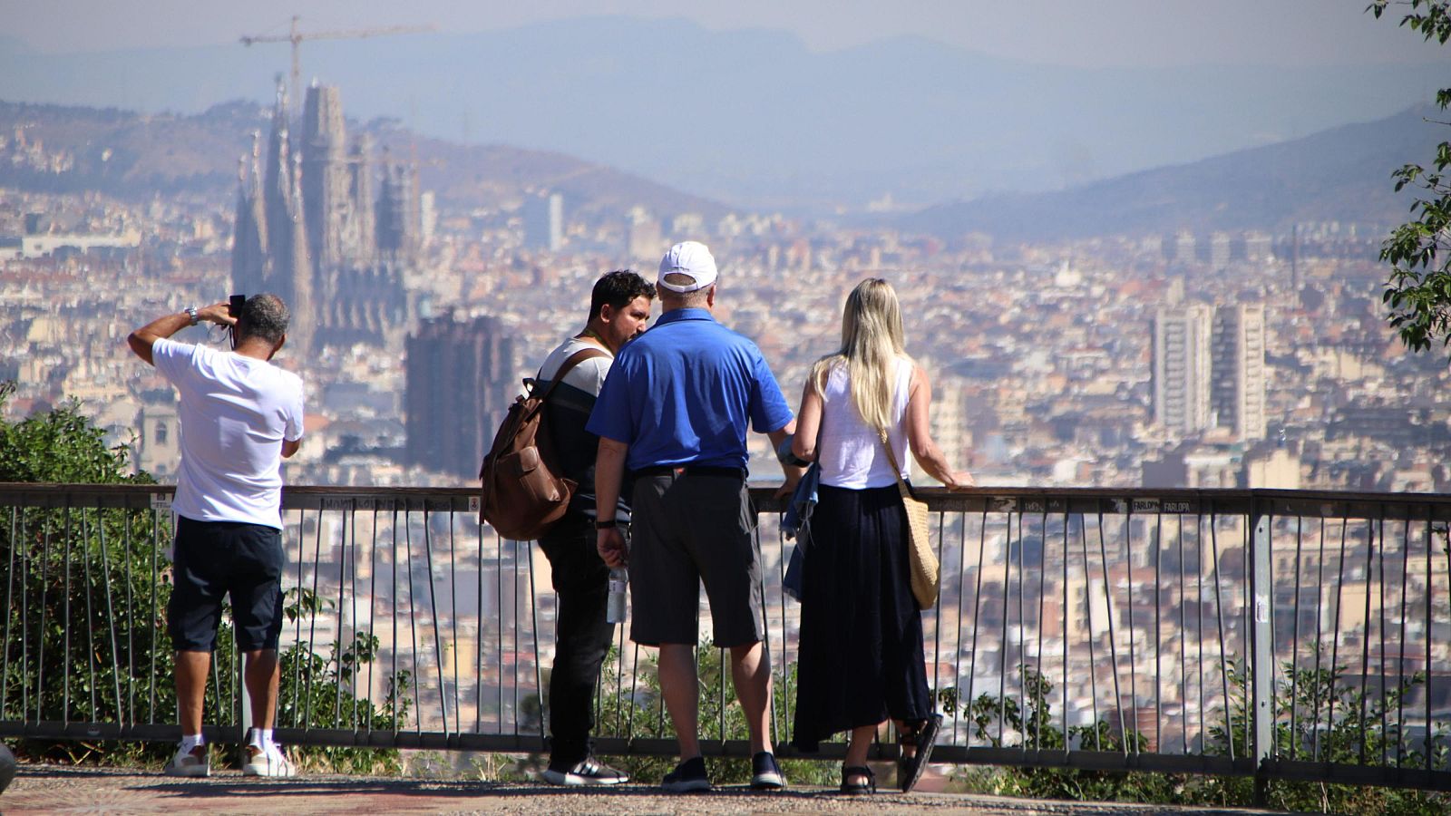 Turistes que contemplen Barcelona des de Montjuïc