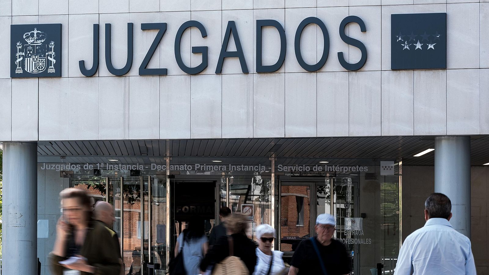 Procesado el líder de los 'Petazetaz' por dos agresiones sexuales a una joven en un piso de Vallecas, Madrid.