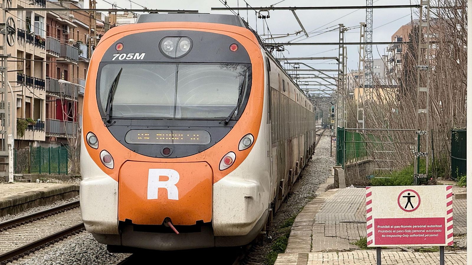 Un tren de Rodalies surt de l'estació de Cerdanyola del Vallès