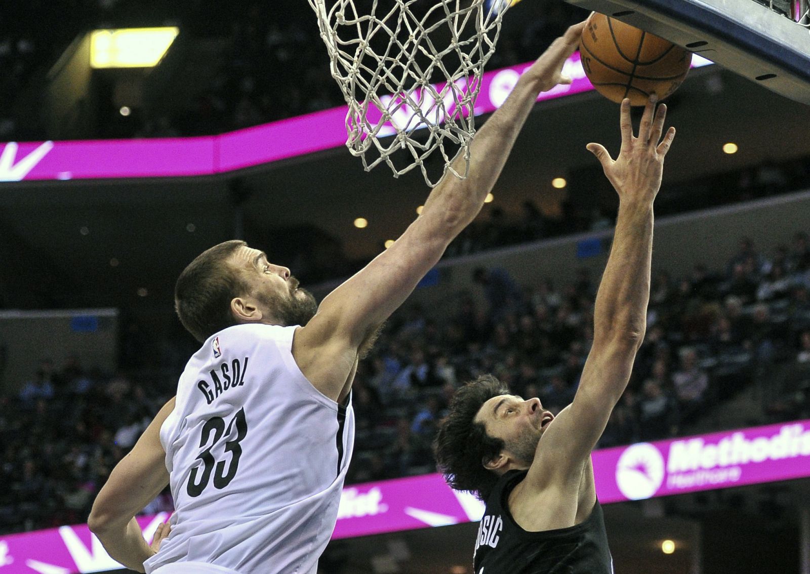 Marc Gasol hace un tapón a Teodosic