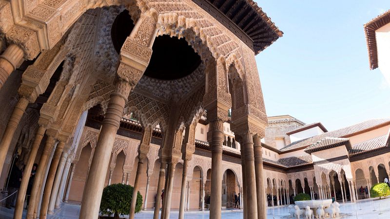El templete oriental del Patio de los Leones de la Alhambra recupera su esplendor tras dos años de restauración