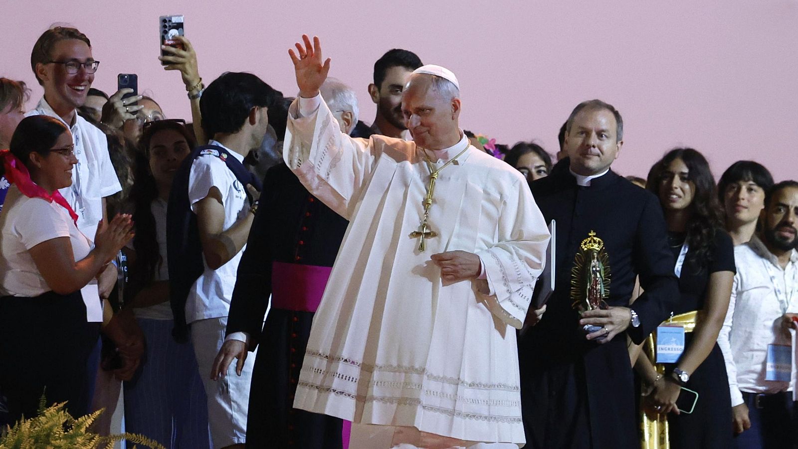 León XIV llama a los jóvenes a "construir un mundo más humano" en un multitudinario Jubileo