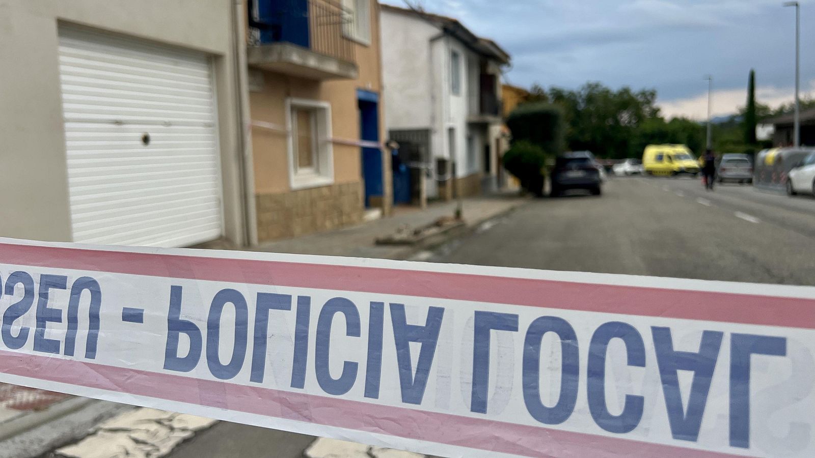 Cinta policial al carrer Santa Llúcia de Torelló, a prop del domicili on es va trobar el cadàver d'una dona amb signes de violència