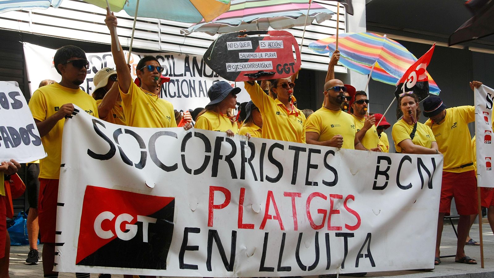 Concentració de socorristes de Barcelona davant la seu del PSC