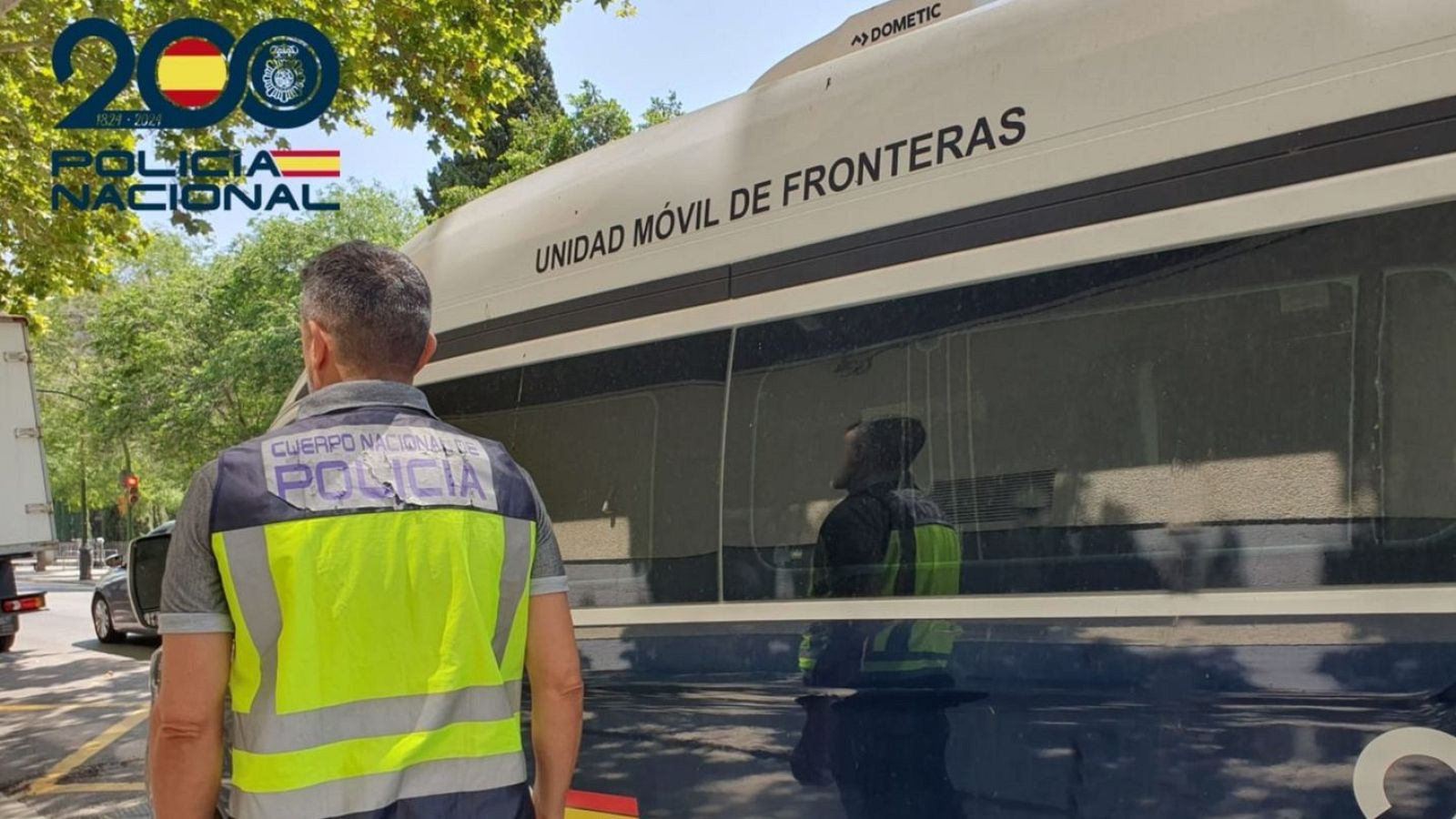 Imagen de archivo de un policía junto con una unidad móvil de fronteras